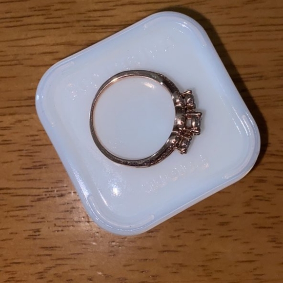ROSE GOLD DIAMNOND RING - Picture 2 of 2